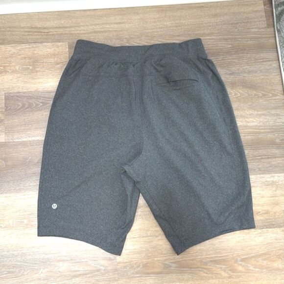 Lululemon Men's Gray Black Shorts Sz L - Picture 2 of 9